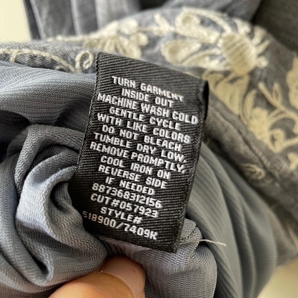 Cute embroidered chambray loose dress with pockets! Size XS - Picture 10 of 10